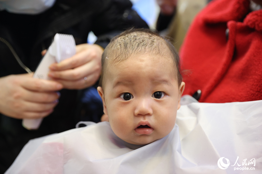 二月二“龙抬头”，理发师正在给孩子理发。 人民网记者 时雨摄