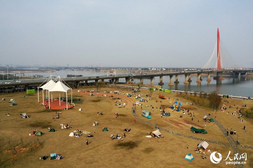 市民们在赣江市民公园内搭帐篷休闲，享受温暖的阳光。 人民网记者 时雨摄