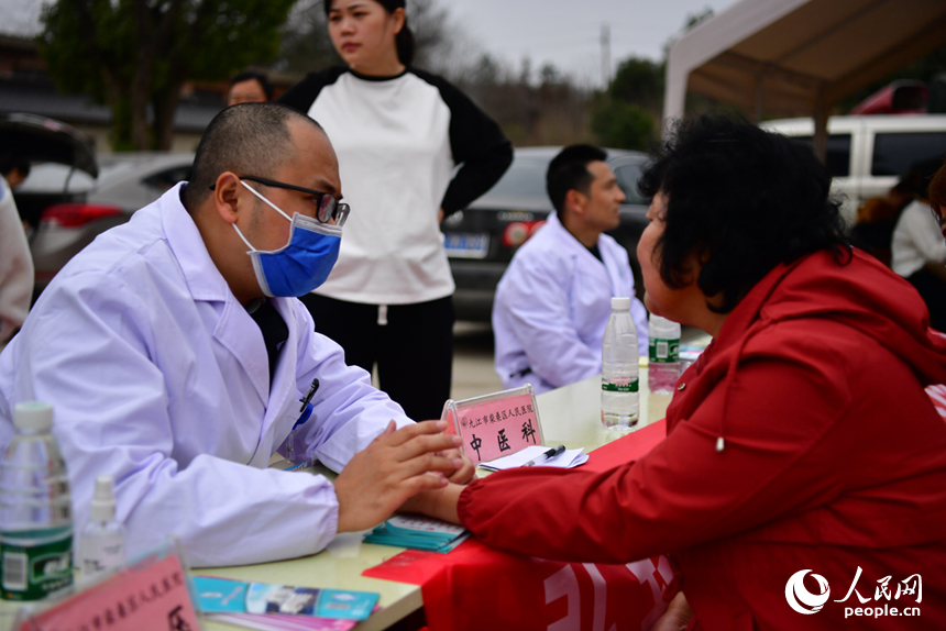 中医院的医生在庙会集市上坐诊，为民众把脉问诊。 人民网记者 时雨摄