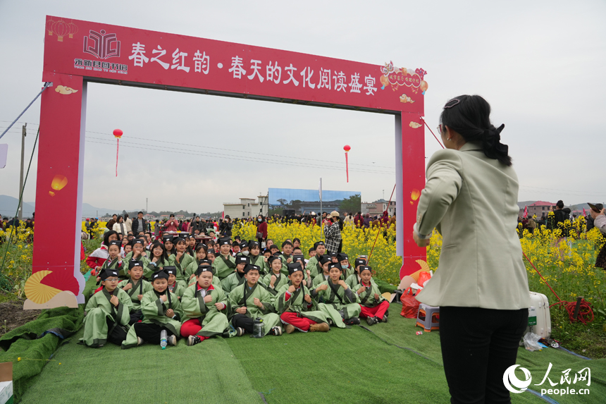 小学生们与老师互动。人民网 孔文进摄