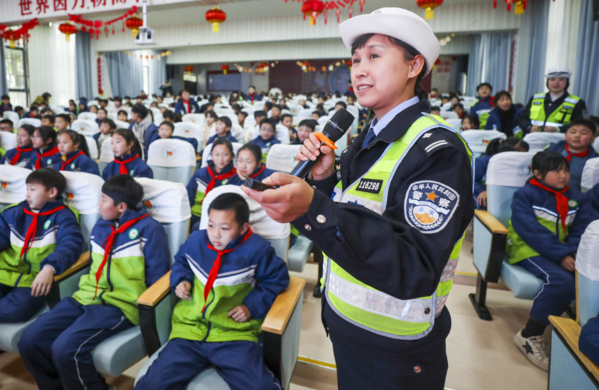 南丰县桔都小学，交警通过互动问答宣传交通安全知识。谢东摄