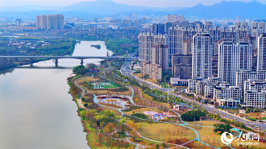 贛州市中心城區高樓大廈、公園濕地和青山綠水相互映襯、相得益彰，一幅現代化山水城市風光畫卷映入眼帘。人民網 朱海鵬攝