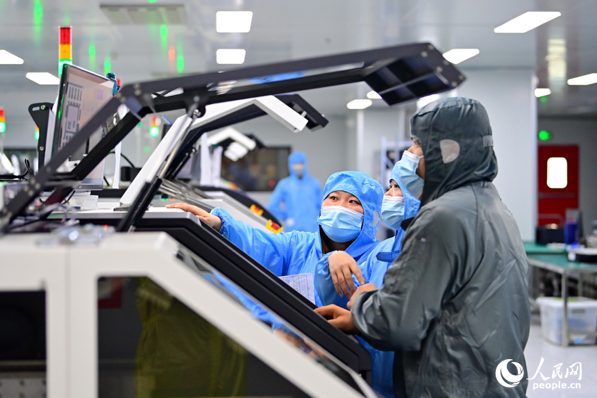 湖口县海山科技创新试验区的一家半导体研发生产企业，技术工人在加工芯片。人民网 朱海鹏摄