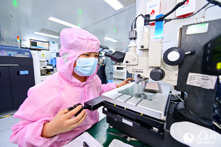 湖口縣海山科技創新試驗區的一家半導體研發生產企業，技術工人在加工芯片。人民網 朱海鵬攝