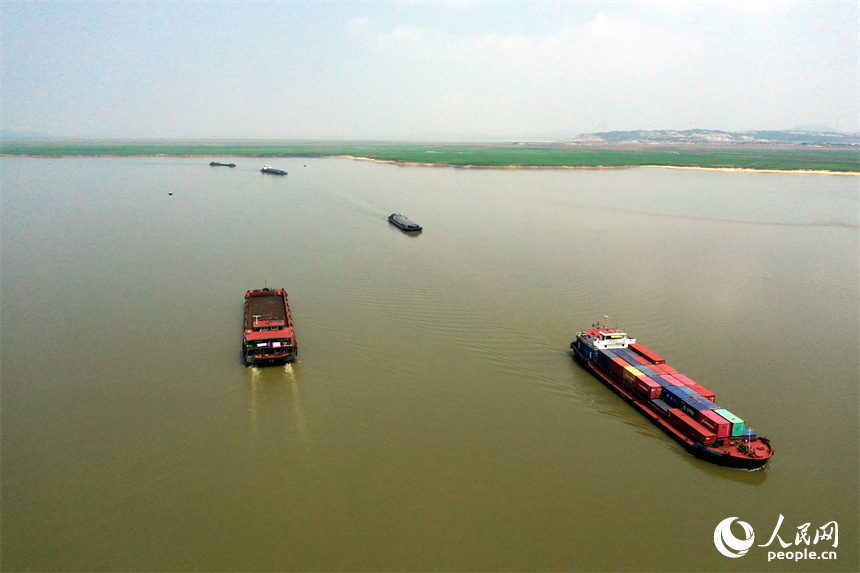 滿載著集裝箱的貨運船隻行駛在鄱陽湖。 人民網記者 時雨攝