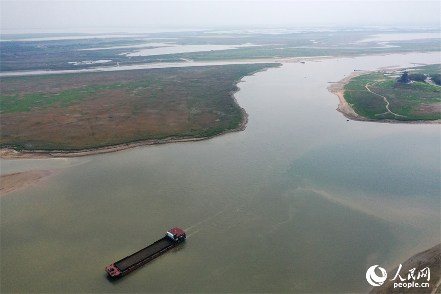 一艘满载的货船从赣江驶入鄱阳湖。 人民网记者 时雨摄