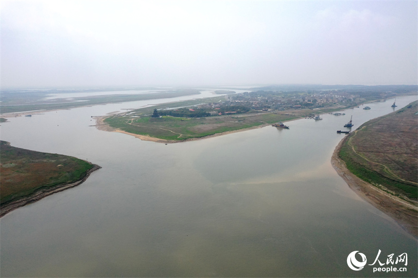 赣江和修河在永修县吴城镇汇合，流入鄱阳湖后奔向长江。 人民网记者 时雨摄