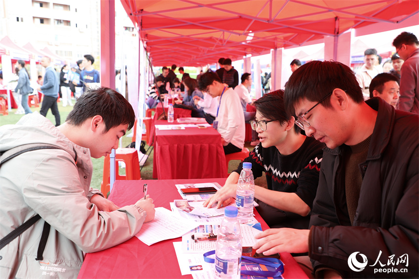 赣南医科大学黄金校区的专场招聘会上，许多毕业生前来应聘岗位。人民网 朱海鹏摄