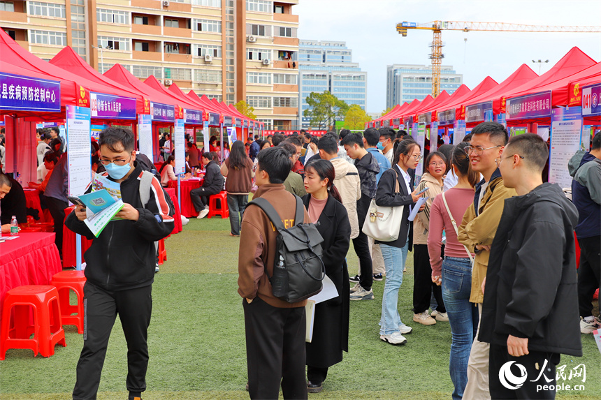 赣南医科大学黄金校区的专场招聘会上，许多毕业生前来应聘岗位。人民网 朱海鹏摄