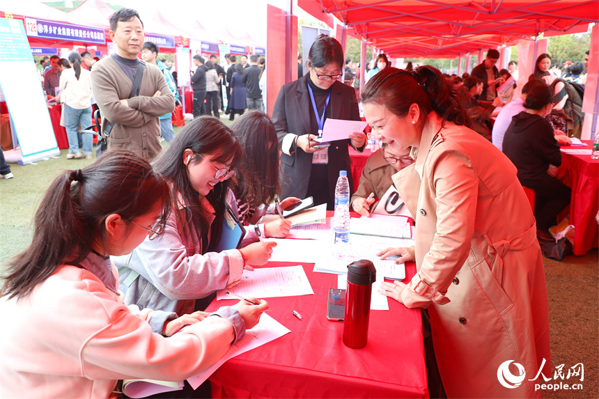 赣南医科大学黄金校区的专场招聘会上，许多毕业生前来应聘岗位。人民网 朱海鹏摄