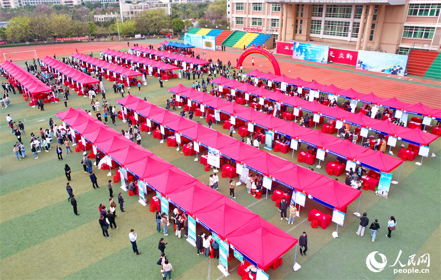 赣南医科大学黄金校区的专场招聘会上，许多毕业生前来应聘岗位。人民网 朱海鹏摄