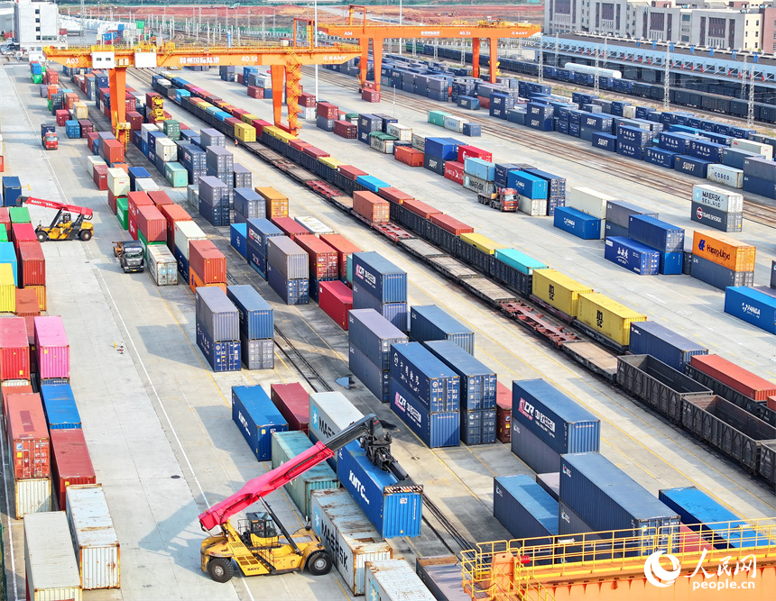 贛州國際陸港的出口家具和進口木材貨物集裝箱在加緊裝卸。人民網 朱海鵬攝