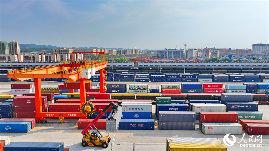 赣州国际陆港的出口家具和进口木材货物集装箱在加紧装卸。人民网 朱海鹏摄
