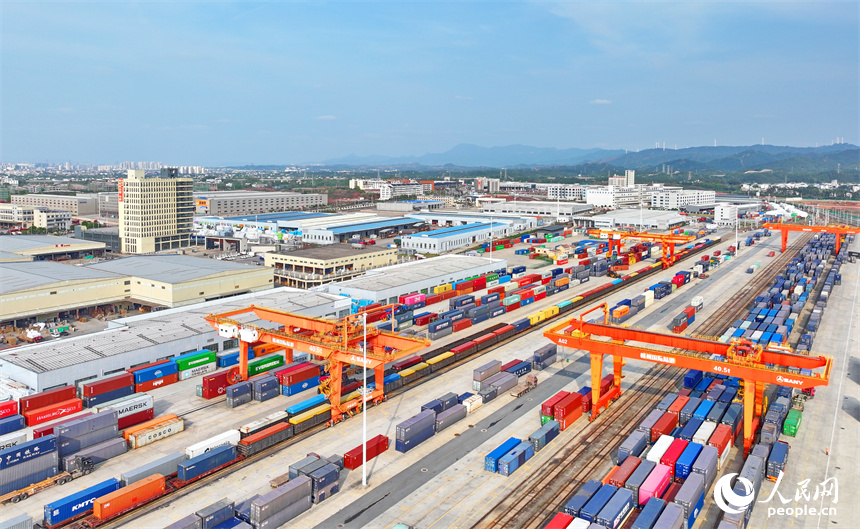 赣州国际陆港的出口家具和进口木材货物集装箱在加紧装卸。人民网 朱海鹏摄