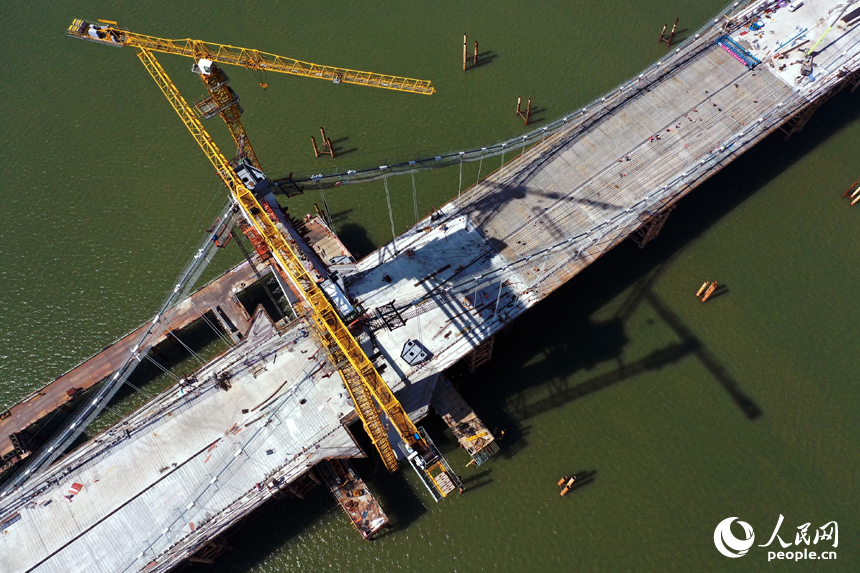 洪州大桥建设现场塔吊耸立，施工进入冲刺阶段。 人民网记者 时雨摄