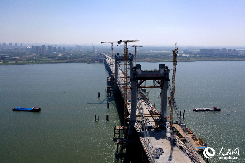 洪州大桥建设的同时，确保航道畅通。 人民网记者 时雨摄