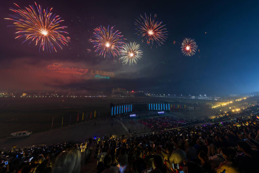 各式絢麗焰火在夜空中綻放。姚茜攝