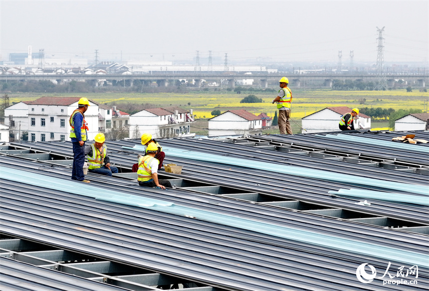 位于南昌县的姚湾作业区综合码头货场，工人在建设堆场散货仓基桩。人民网 朱海鹏摄