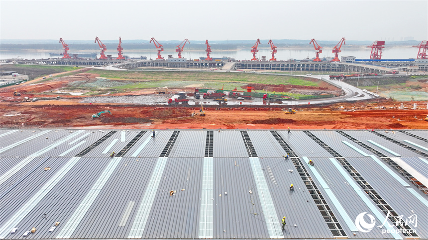 位於南昌縣的姚灣作業區綜合碼頭貨場，工人在建設堆場散貨倉基樁。人民網 朱海鵬攝