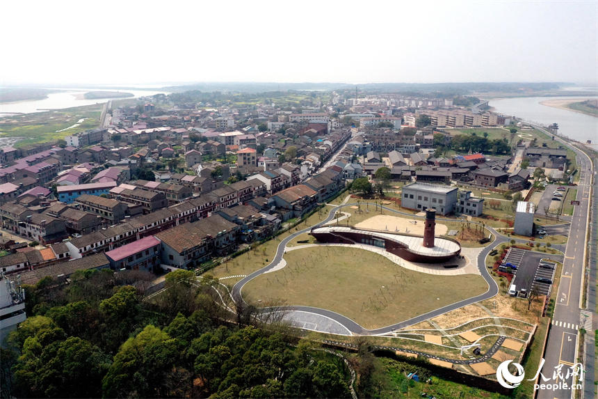 吳城鎮沿湖而建的旅游公路將湖區腹地與外界連接。 人民網記者 時雨攝