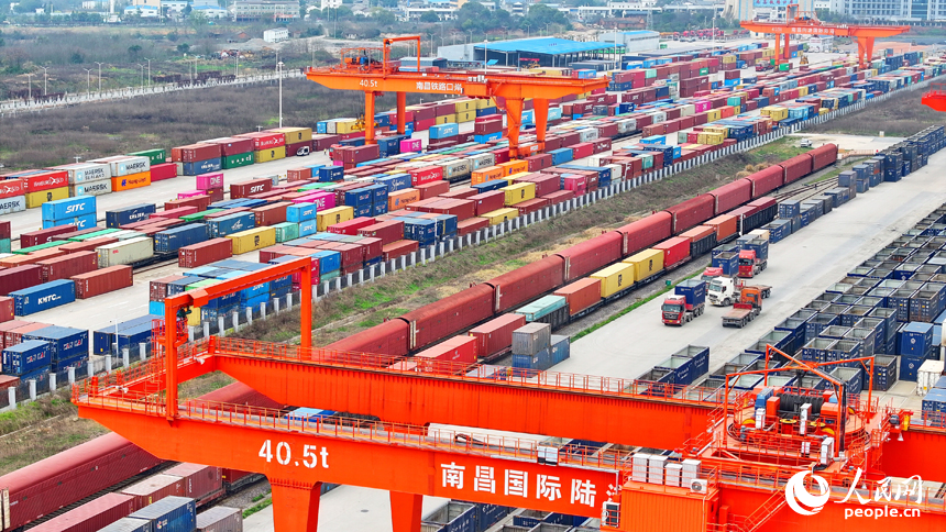 南昌國際陸港貨場吊裝、運輸作業繁忙。人民網 朱海鵬攝