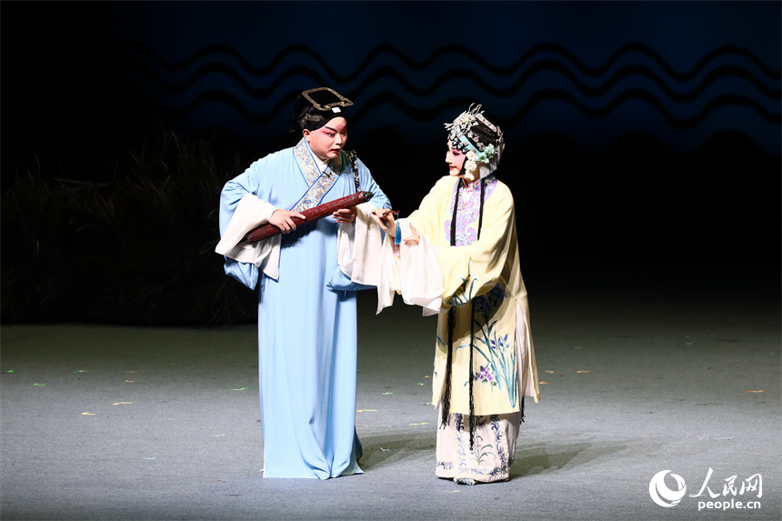 經典贛劇《荊釵記》在江西藝術中心大劇院演出。 人民網記者 時雨攝