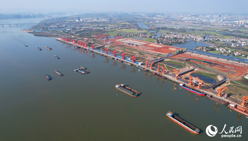 江西南昌港东新港区姚湾作业区综合码头，船来船往，一派繁忙景象。人民网记者 毛思远摄