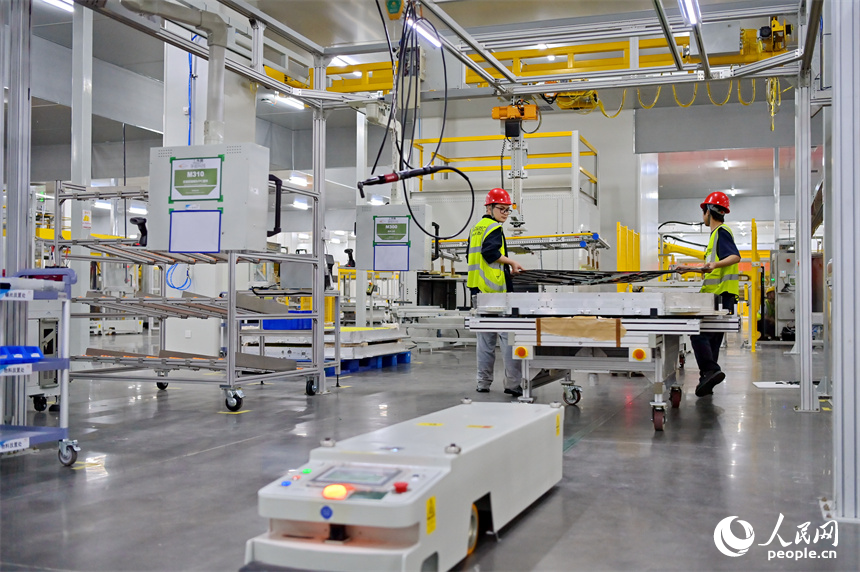 贛州經開區新能源科技城的一家動力電池生產企業，技術工人在調試AGV小車。人民網 朱海鵬攝