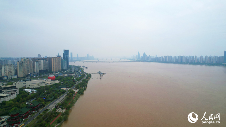 4月6日，受強降雨影響，贛江南昌段江面寬闊，江水一片渾黃。人民網記者 毛思遠攝