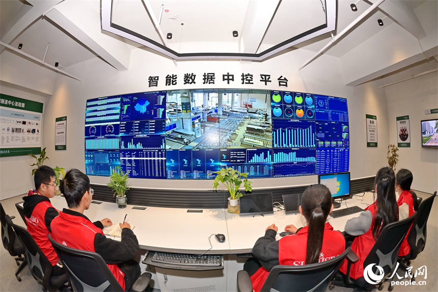 赣州市南康区的一家定制家具智能制造企业车间里，工人在智能数据中控平台调度生产进度。人民网 朱海鹏摄