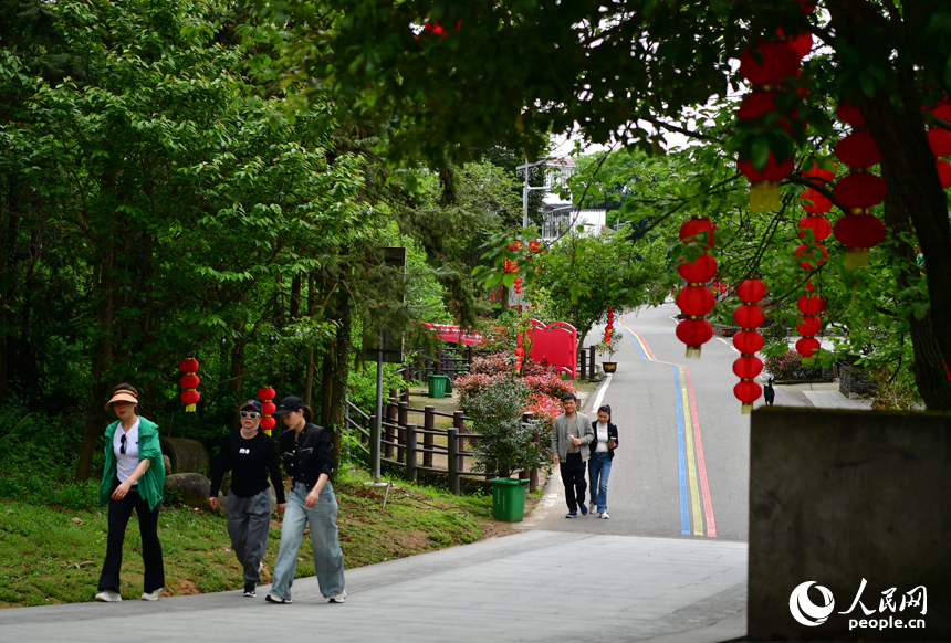 游客们来到灵谷峰准备登山。 人民网记者 时雨摄