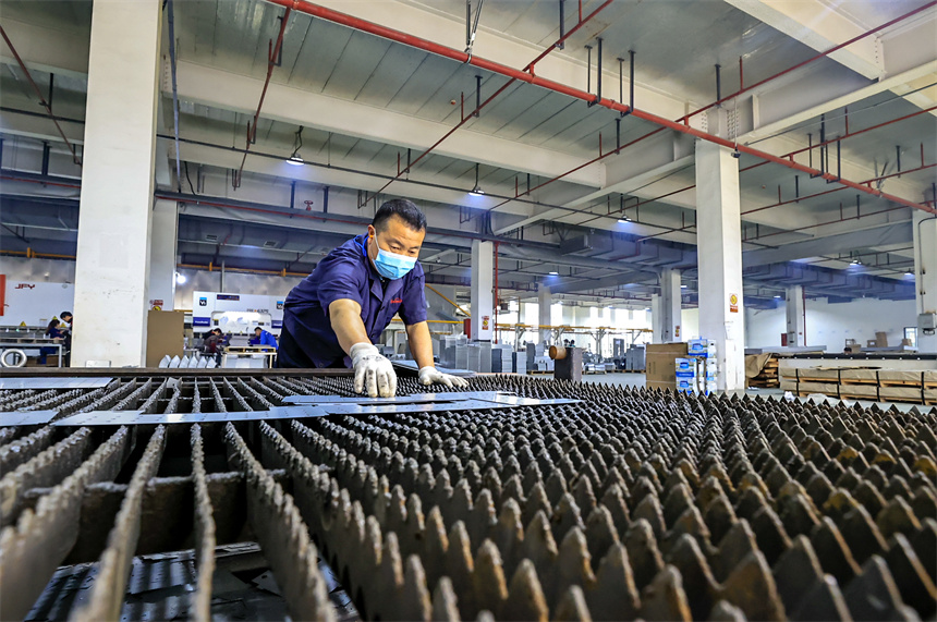 在湖口縣一家金屬制品加工廠裡，工人正在生產線上忙碌。吳江攝