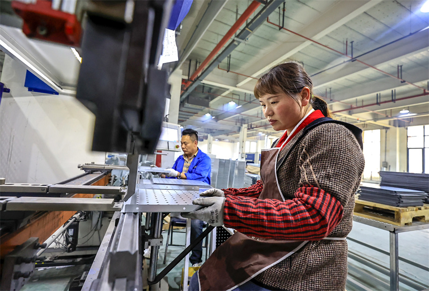 在湖口縣一家金屬制品加工廠裡，工人正在生產線上忙碌。吳江攝