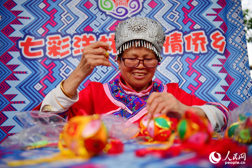 在洋林歸僑少數民族村，當地村民展示民族飾品的制作。 人民網記者 時雨攝