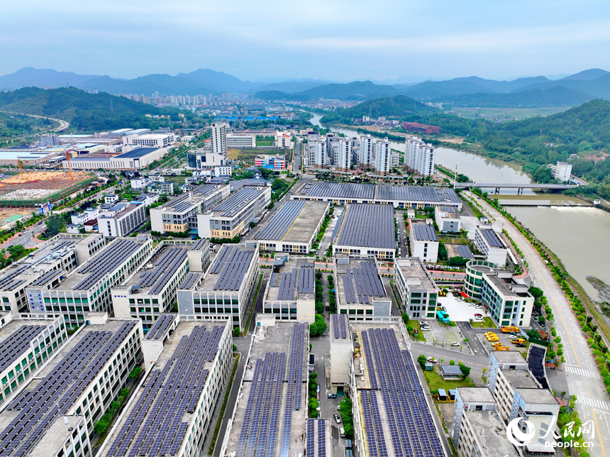 赣州市全南县新能源产业园，许多厂房屋顶安装着一排排光伏太阳能板。人民网 朱海鹏摄