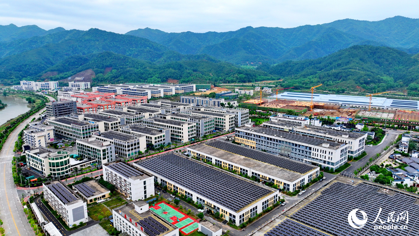 贛州市全南縣新能源產業園，許多廠房屋頂安裝著一排排光伏太陽能板。人民網 朱海鵬攝