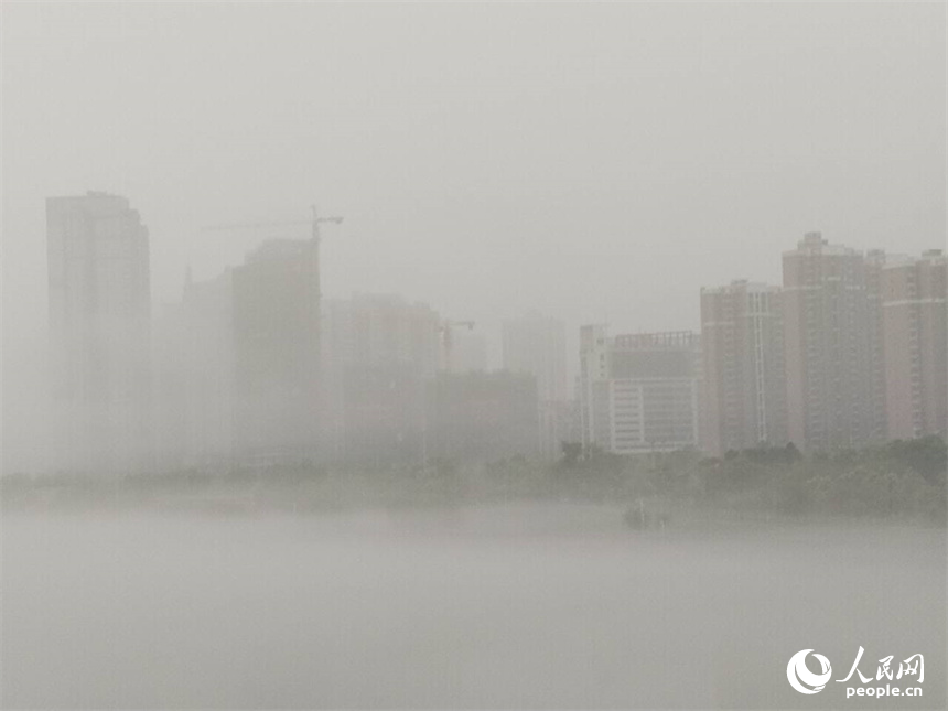 4月15日清晨，浓雾笼罩南昌。 人民网记者 时雨摄