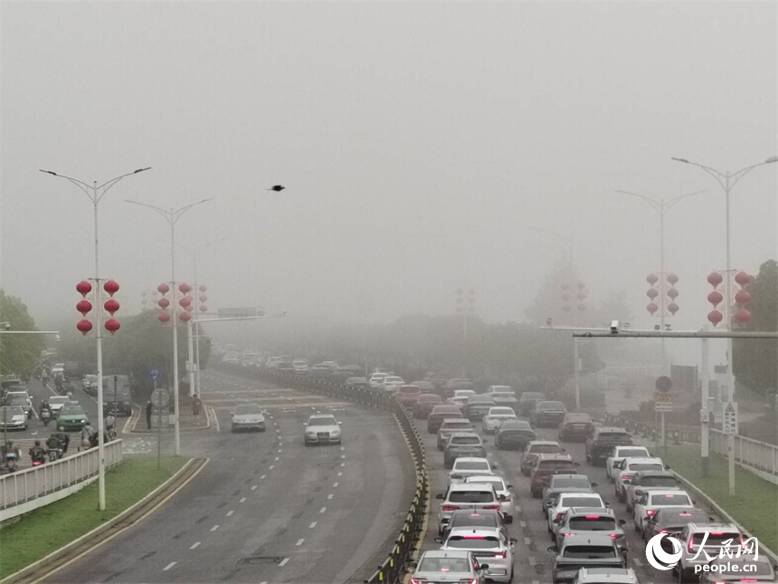 4月15日清晨，浓雾笼罩南昌。 人民网记者 时雨摄