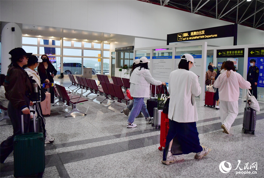 南昌昌北国际机场，乘客们进入候机大厅。 人民网记者 时雨摄