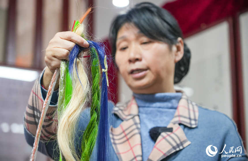 陶永红刺绣时用到的漂染后的彩色头发。 人民网 孔文进摄