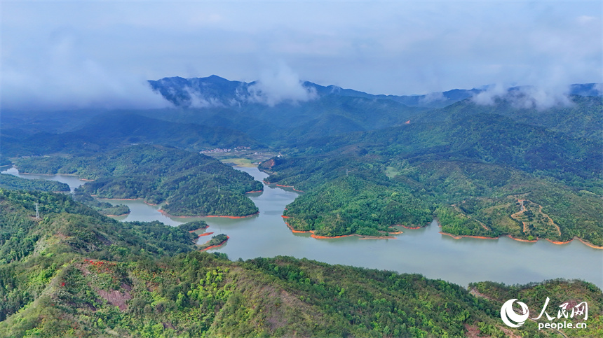 赣州市宁都县梅江镇竹坑水库，群峰叠翠、云雾缭绕，生态风光美不胜收。人民网 朱海鹏摄