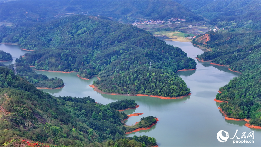 赣州市宁都县梅江镇竹坑水库，群峰叠翠、云雾缭绕，生态风光美不胜收。人民网 朱海鹏摄