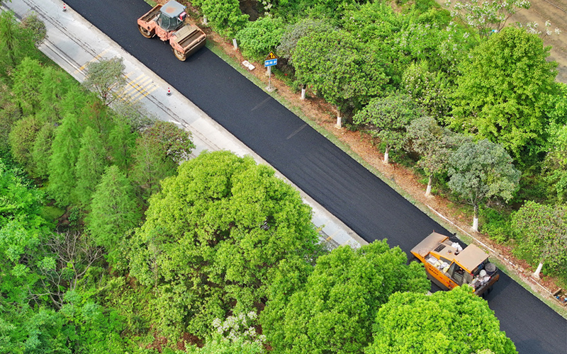 江西安远：农村路“白改黑” 提升交通品质