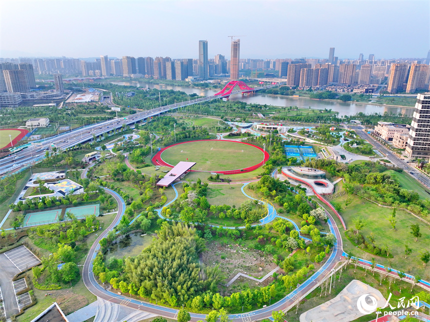 赣州蓉江新区新世纪（运动）公园成为当地群众游玩休闲的好去处。人民网 朱海鹏摄
