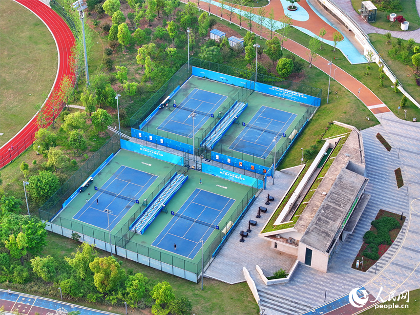 赣州蓉江新区新世纪（运动）公园，市民在公园里的网球场打网球。人民网 朱海鹏摄