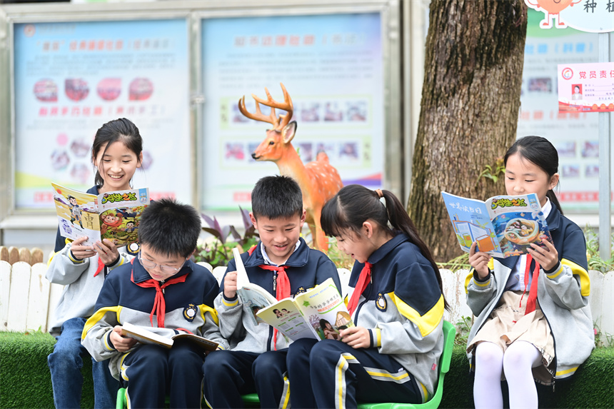 学生们正在阅读课外书籍。邓龙华摄