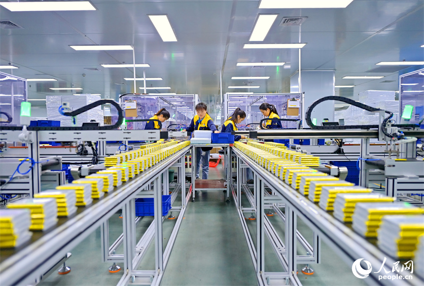 工人在生產線上包裝消費類鋰電池產品。人民網 朱海鵬攝
