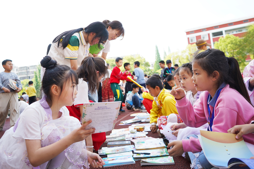 4月23日，上高縣敖陽小學的孩子們在校園內“圖書跳蚤市場”挑選自己喜愛的圖書。陳旗海攝