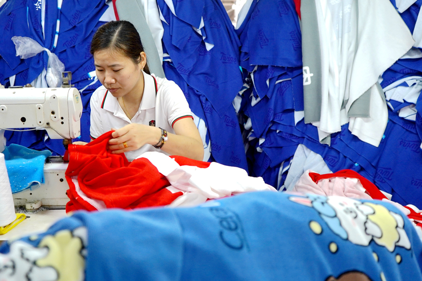 4月23日，上高县敖阳街道弘大织造有限公司生产车间内，工人正在赶制沙滩巾。陈旗海摄