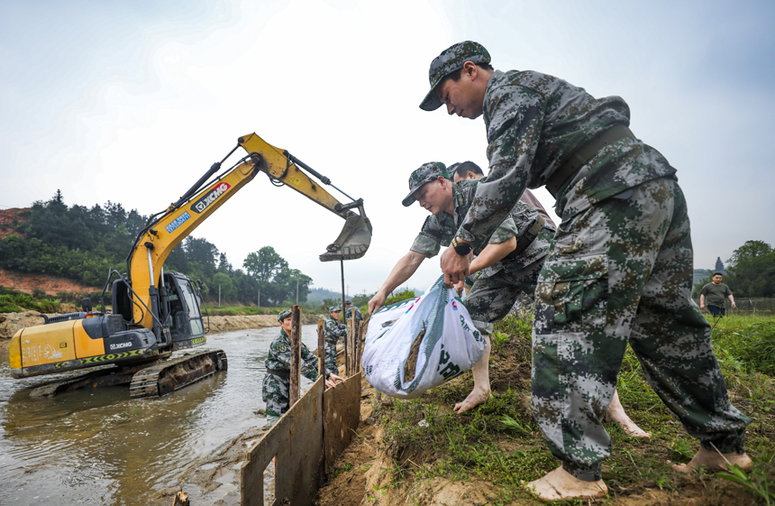 4月16日，江西省撫州市南豐縣傅坊鄉林前村，民兵正在對河堤進行加固。謝東攝